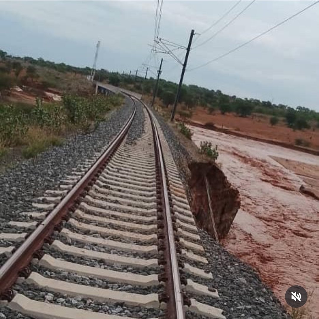 Sativa255's tweet image. Mradi wa TRILIONI 14 ukiwa na mwaka na miezi kadhaa.

Huu mradi ulitakiwa kufanywa na WACHINA na wote tunajua WACHINA ndio wazee wa hizi kazi-wakina MADELU baada ya kupiga pesa wakaenda kutafuta Kampuni ya KITURUKI.

Waturuki hizi sio kazi zao na kuwapa mradi wa PESA nyingi hivi…