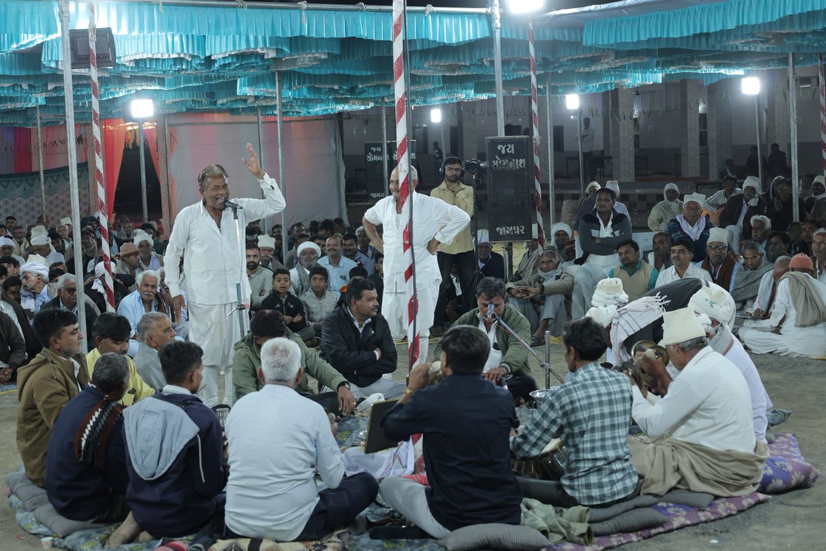 PoonambenMaadam's tweet photo. ખંભાળિયા તાલુકાના બજાણા ગામ ખાતે નંદાણીયા પરિવાર દ્વારા આયોજિત શ્રી એક લાખ એકાવન હજાર પાર્થિવેશ્વર મહાપૂજન નિમિત્તે પાર્થિવ શિવલિંગના અલૌકિક દર્શન તથા કાન - ગોપી રાસ મંડળીની પ્રસ્તુતિ માણીને ધર્મલાભ પ્રાપ્ત કર્યો.

જય દ્વારકાધીશ 🚩
મહાદેવ હર 🙏🏻 https://t.co/OLIlF1y1XS