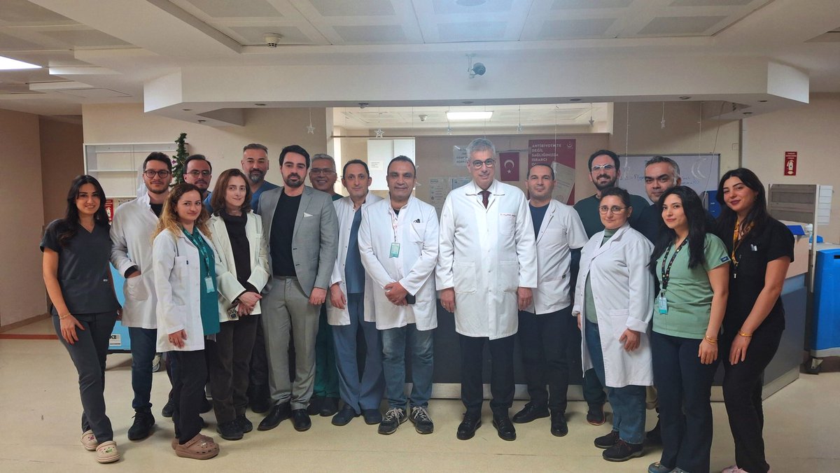 drmemisoglu's tweet photo. Yeni yılın ilk mesai gününde, bir insanın hayatına dokunmak ve bir cana şifa olmak için genel cerrahi kliniğimizde fedakârlıkla görev yapan kıymetli ekip arkadaşlarımla bir araya gelmekten büyük mutluluk duydum.

Hekimlik; bilgi kadar vicdanla, teknik kadar yürekle yapılan bir meslektir. Bir hekimin en önemli özelliği ise empatidir. Bizler, başkasının derdiyle dertlenen, başkasının acısını kendi yüreğinde hisseden insanlarız. Bu anlayışı temsil eden beyaz önlüğümüzü yeniden giyerek, yeni yılın ilk mesaisinde insanlığa hizmet etmenin sorumluluğunu ve onurunu bir kez daha derinden hissettim.