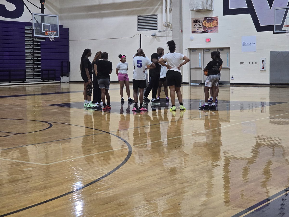 AmiyahCarr22's tweet photo. Of course we started off the new year in the gym...counting down to region has begun ⌛️ #NewYear #NewView
@RidgeViewWBB https://t.co/LRIm0PF9sy