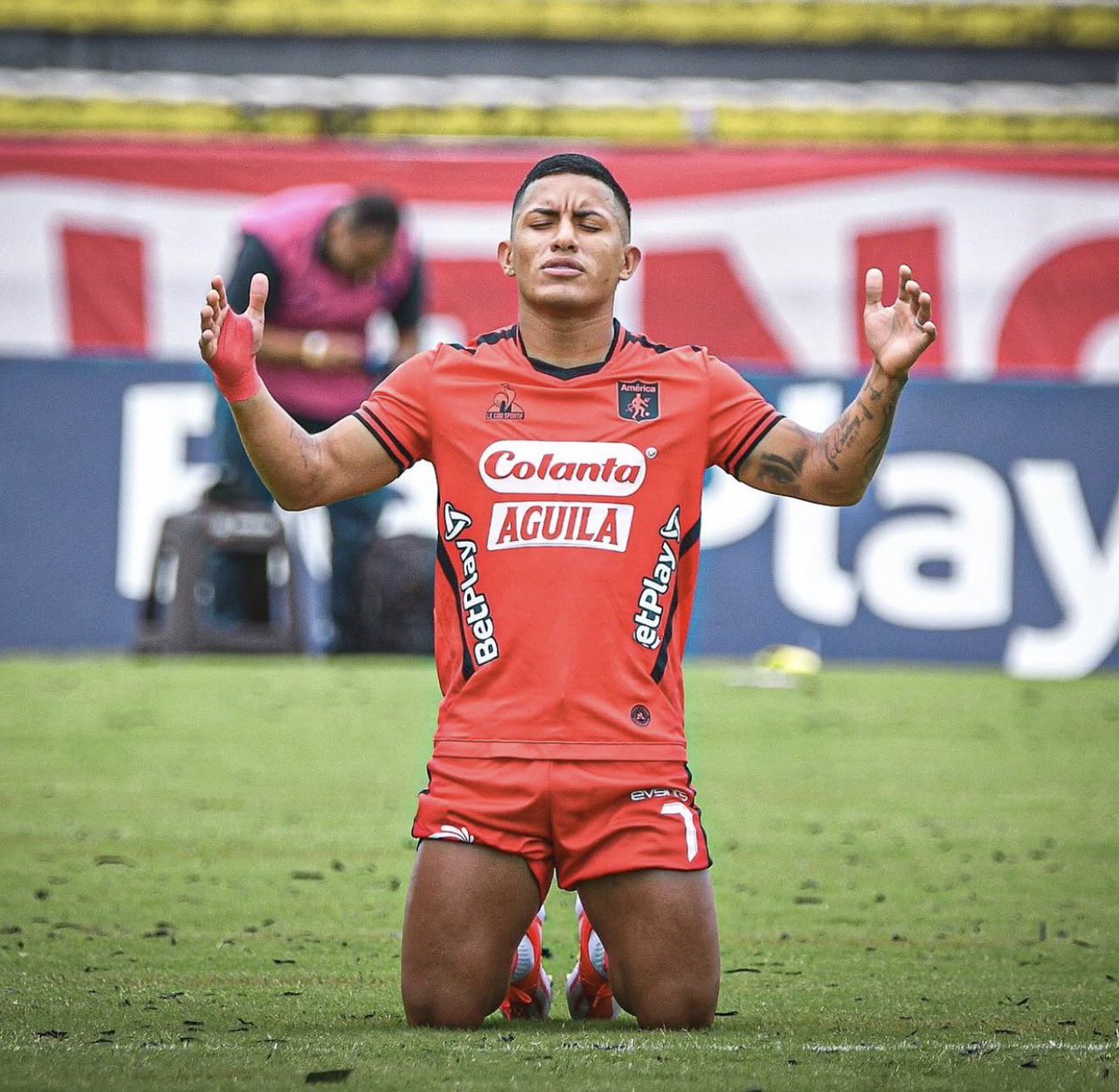 🚨 Fuad Char, máximo accionista de #Junior, llamó ayer directamente a Cristian Barrios (27) para saber si le interesaba ir al ‘tiburón’ y hacerle una oferta a #América; que harán hoy. Una vez el ‘escarlata’ autorice, negociarán sus condiciones. Avanzan positivamente 🦈🔴