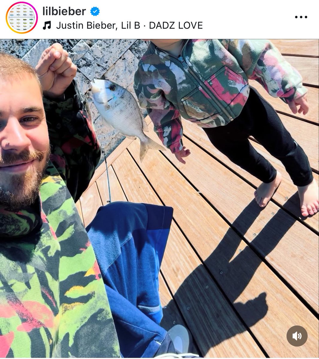feelsbieberhode's tweet photo. ai ele postou uma foto pescando c o bbzinho dele e colocou “dadz love” 😭😭😭😭😭 https://t.co/4zis5M4tNw