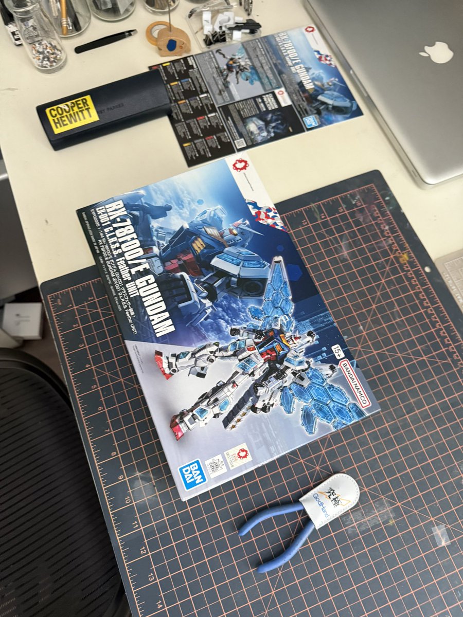 inkshopdesigner's tweet photo. Rearranging the desk space and please to have a almost #gunpla (only) work desk. https://t.co/dABEes2Jng