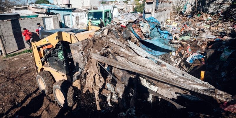 AmbienteMuniCba's tweet image. Durante un año a través de la Unidad de Riesgo Sanitaria, realizamos 113 intervenciones en más de 40 barrios de la ciudad, retirando más de 5.500 toneladas de residuos en operativos de limpieza. 🚛

➡️Toda la información de los operativos: cordoba.gob.ar/unidad-de-ries…