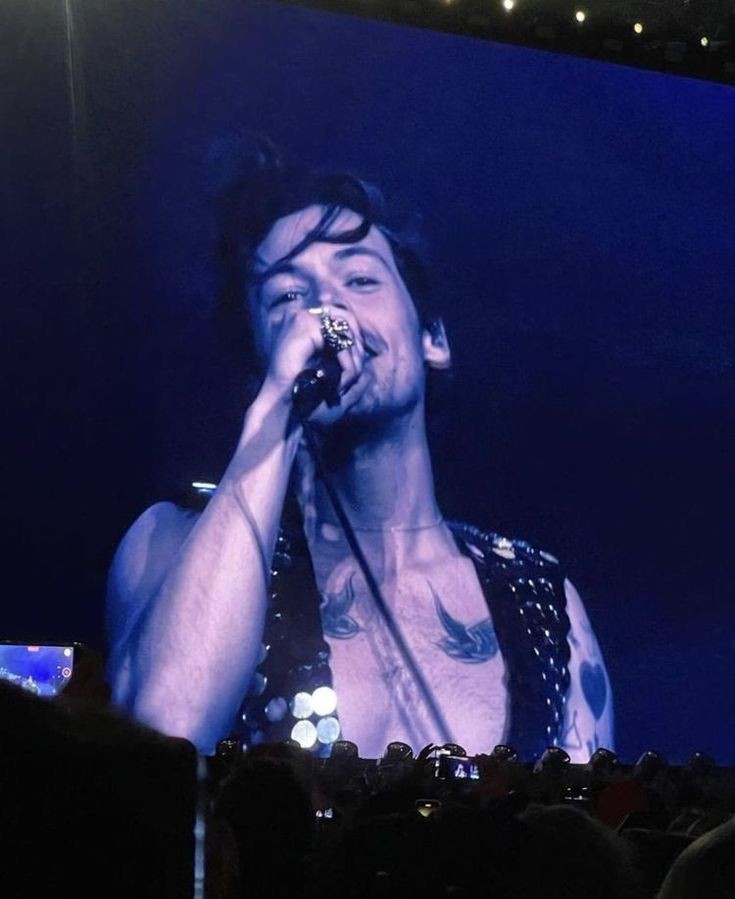 suefroog's tweet image. bring my favourite pop star back ⭐