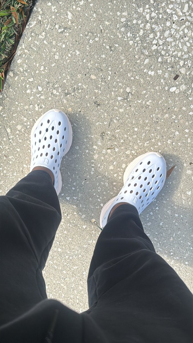 itsjuddin's tweet image. Got my first pair of @kanefootwear and these things are REAL comfy. So much so, my wife tried them on (albeit several sizes too big) and had to buy a pair for herself.