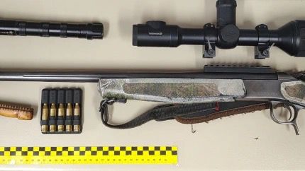 🔎 #GuardiaCivil detiene a 4 furtivos en Badajoz por caza ilegal y tenencia ilícita de armas. Intervenidos: rifle con silenciador artesanal, visor térmico y trofeos de alto valor. Actuación operativa contra la fauna ilegal.
#jaes #seprona 

cope.es/emisoras/extre…