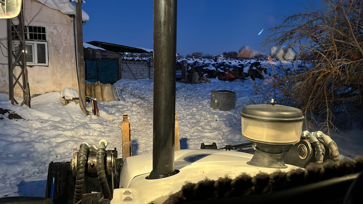 Kar yağışının sona ermesinin ardından karla mücadele çalışmalarımız aralıksız sürüyor.

Ekiplerimiz, mücadele çalışmaları kapsamında gece saatlerinde de şehir merkezinde biriken kar kütlelerini iş makineleri ve araçlar yardımıyla kamyonlara yükleyerek şehir dışına taşıma