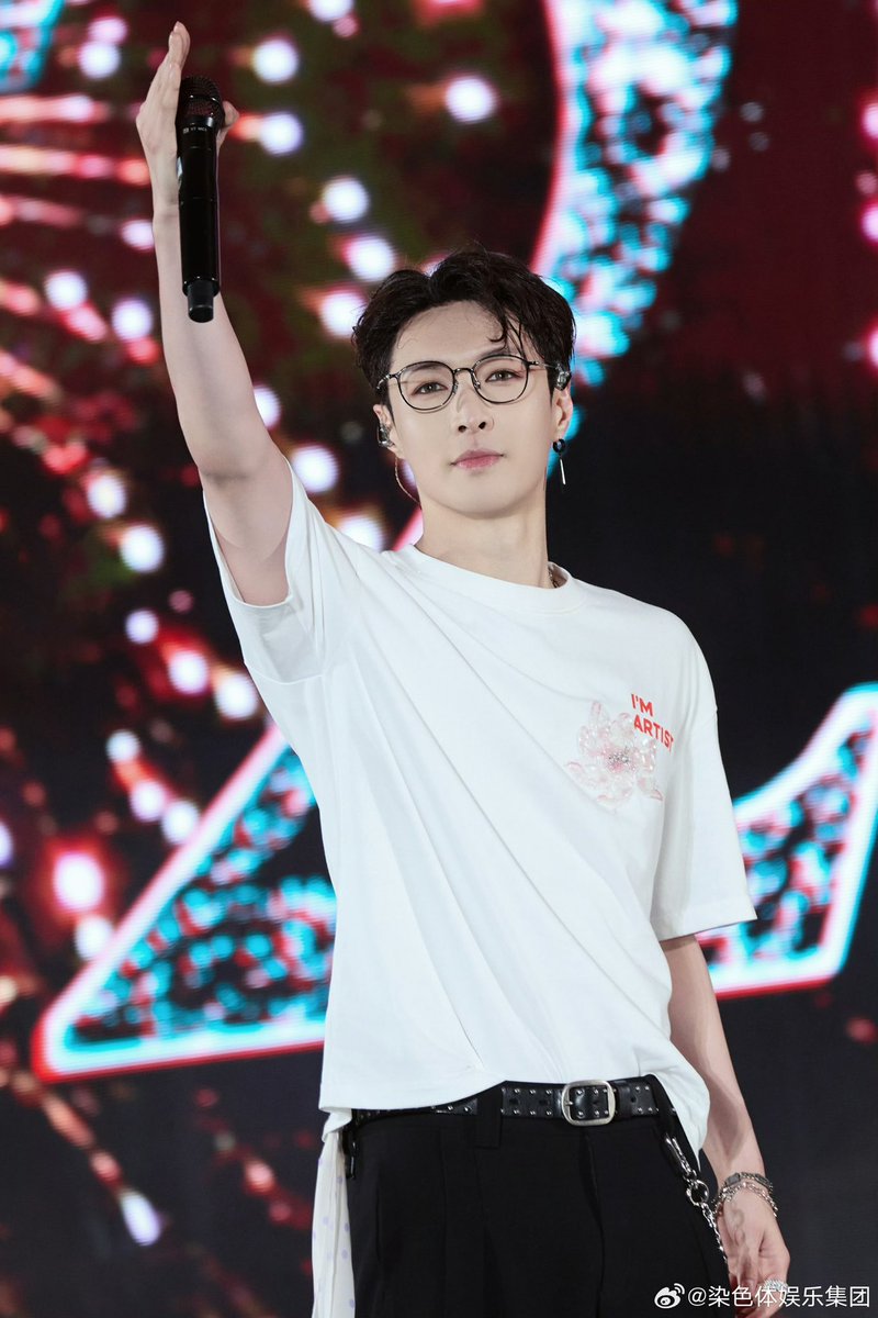 imama5113shu's tweet image. 染色体娱乐集团weibo

#染色体家族跨年夜2025
将2025年温暖存档，2026精彩加载中🎞️

#ChromosomeUniverseNewYearCountdownShow #ChromosomeEG #染色体家族跨年狂欢夜 #LAY #LayZhang #Yixing #张艺兴 @layzhang