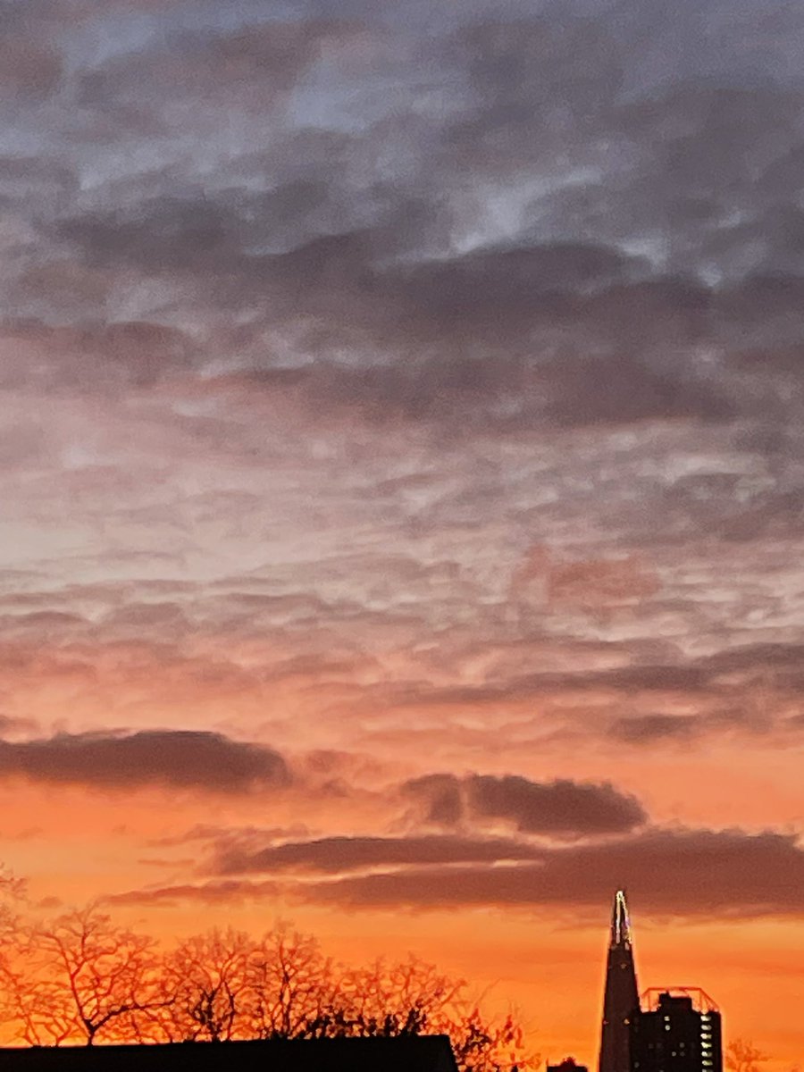 Good evening guys 🙋🏼‍♀️
 
Wishing you all a wonderful evening 🍷

Photo of a beautiful sunset 

📸 - by me