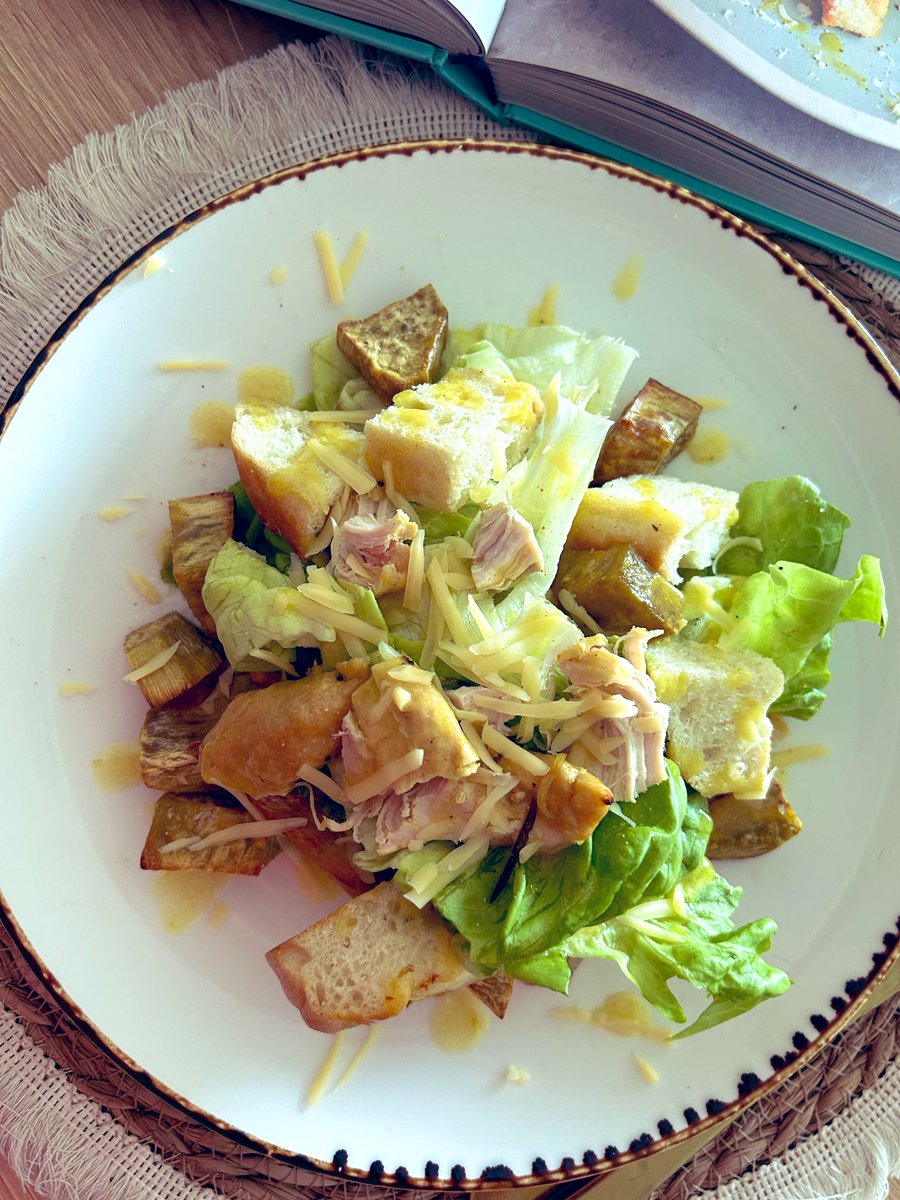 Silnari's tweet photo. Ensaladas Capítulo I
Todas las recetas son inspiraciones y adaptaciones de las recetas de @jamieoliver 
Hoy: ENSALADA CÉSAR A MI MANERA
Batatas asadas, focaccia tostada, pollo, lechuga mantecosa, queso parmesano y vinagreta de mostaza y naranja https://t.co/pNO5f5qQRv