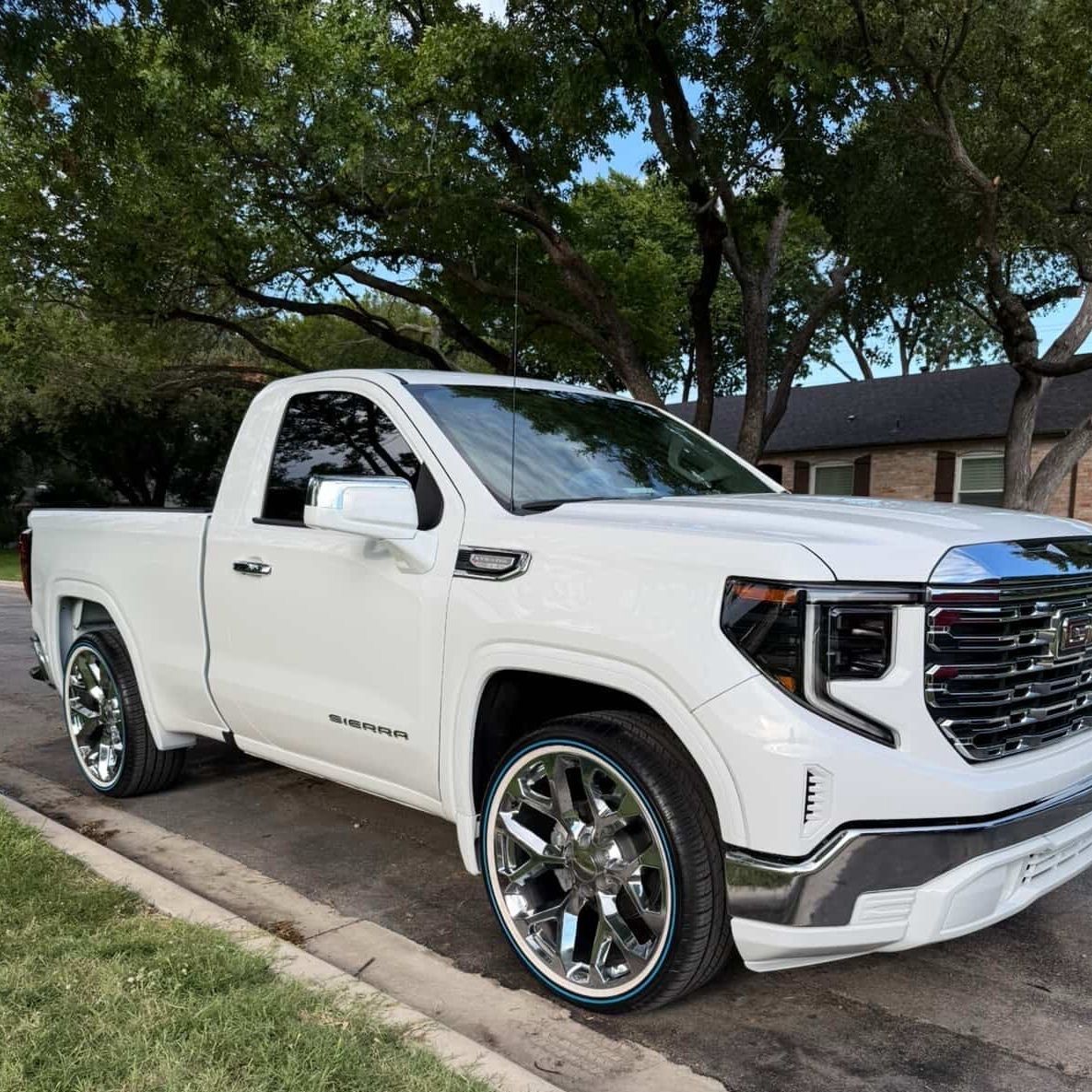 voguetyres's tweet photo. Sierra on blue stripes never misses ๐
#GMC #Sierra #VogueTyres #Vogues #BlueStripe #TruckLife #CleanBuild https://t.co/gvi0r8w1G4