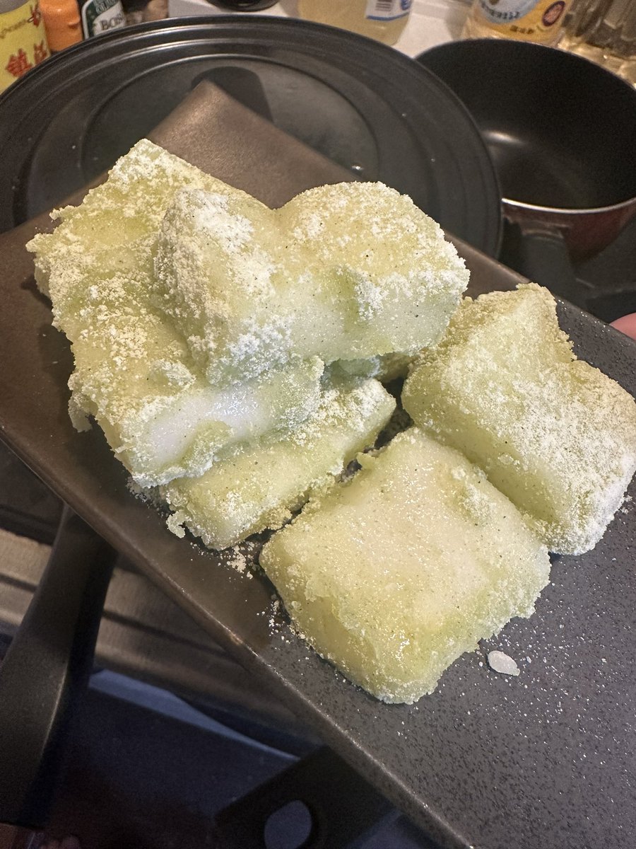 よく見ずに買ったきな粉が青豆で作った物だったので、きな粉餅がずんだ