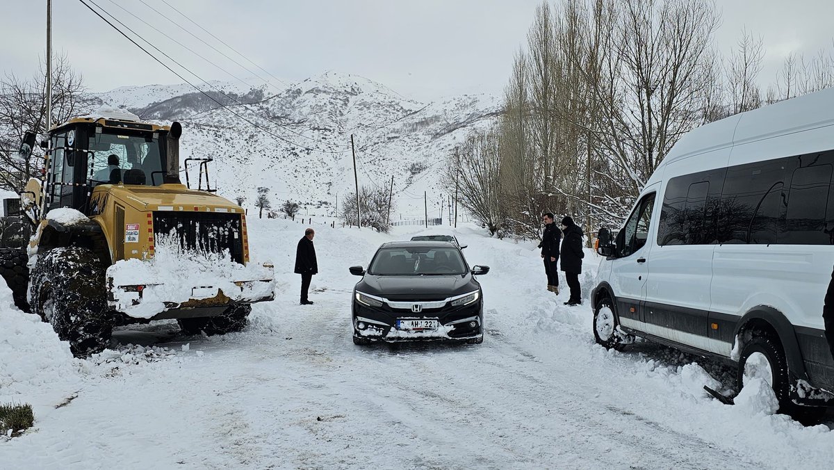 Kaymakamımız Sayın <a href="/yigitydemirer/">Yiğit Yaşar Demirer</a>, İlçe Özel İdare Müdürü İzzettin Nurduhan ile birlikte yoğun kar yağışı nedeniyle kapanan köy yollarının ulaşıma açılması için yürütülen çalışmaları yerinde inceledi; saha çalışmaları sırasında yolda kalan vatandaşlara destek oldu.