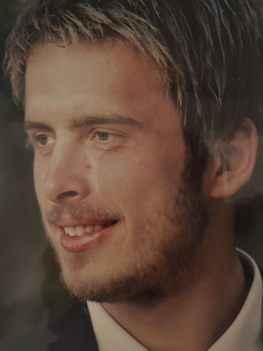 Canım kardeşim doğum günün kutlu olsun. Seni çok seviyorum ve özlüyorum. Rabbim cennetinde dinlendirsin. Nurlar içinde uyu🤲02.01.1986-♾️#EdizBahtiyaroğlu