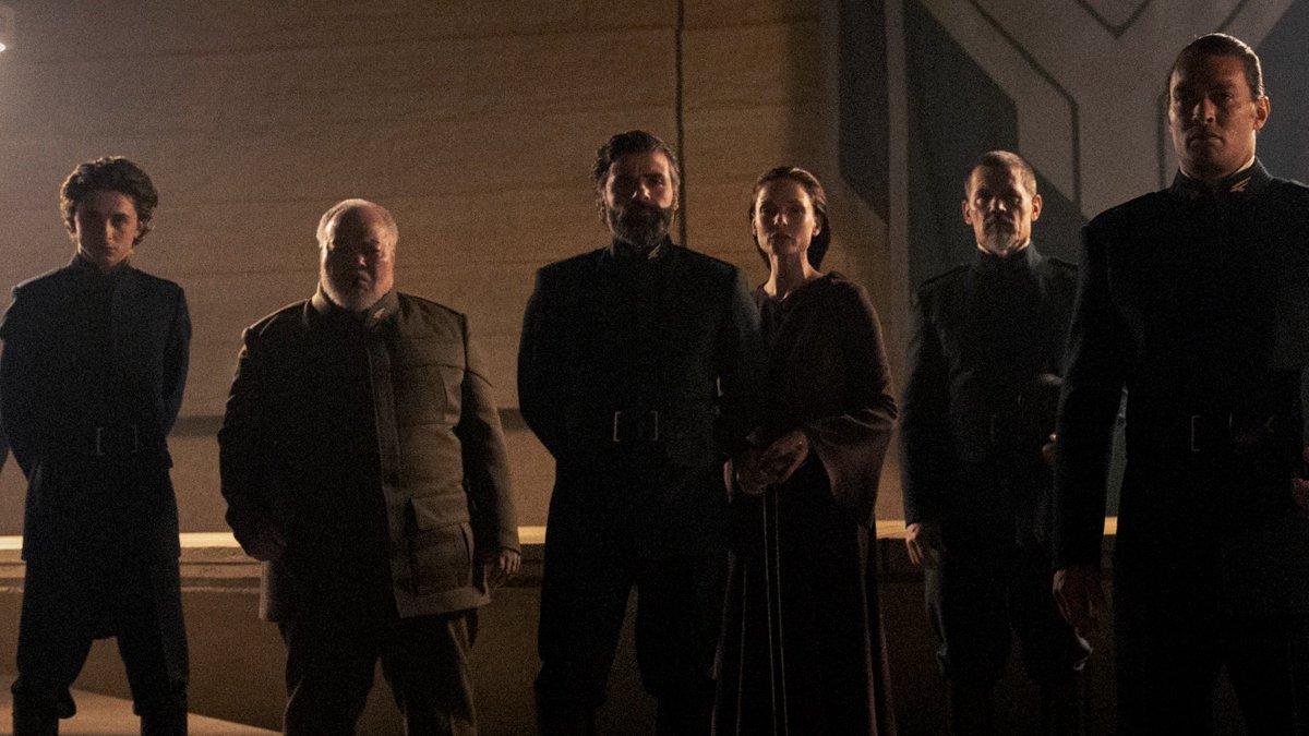 سرد وتحليل || كثيب: فصل المأدبة

لنتحدث عن فصل لم يقدمه أي مخرج اقتبس رواية كثيب كأفلام، لأنه ببساطة مُعجز وعميق. فعلى مائدة الدوق، وعلى شرف توليه إقطاع آراكيس، كُتب الفصل الأكثر بلاغة وريبة، الفصل السادس عشر، عميق لدرجة أن بوسعنا اعتباره شرحًا لتعقيدات وإسقاطات ورمزيات السياسة.