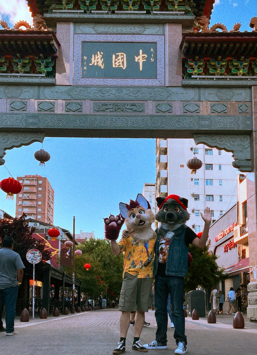 First #FursuitFriday of the year! 
TBT to a few weeks ago when I revisited Argentine Chinatown!

📸: <a href="/kazoncito/">✨I'm kazon✨</a>
🦊: <a href="/ZylyTheFox/">Zyly the Fox! 🧡💛</a>
🧵: <a href="/koshkafursuits/">Koshka Fursuits</a>, <a href="/TheGoldenMaw/">Golden Maw</a> &amp; <a href="/NinaRicciaCrea/">NinaRiccia</a>