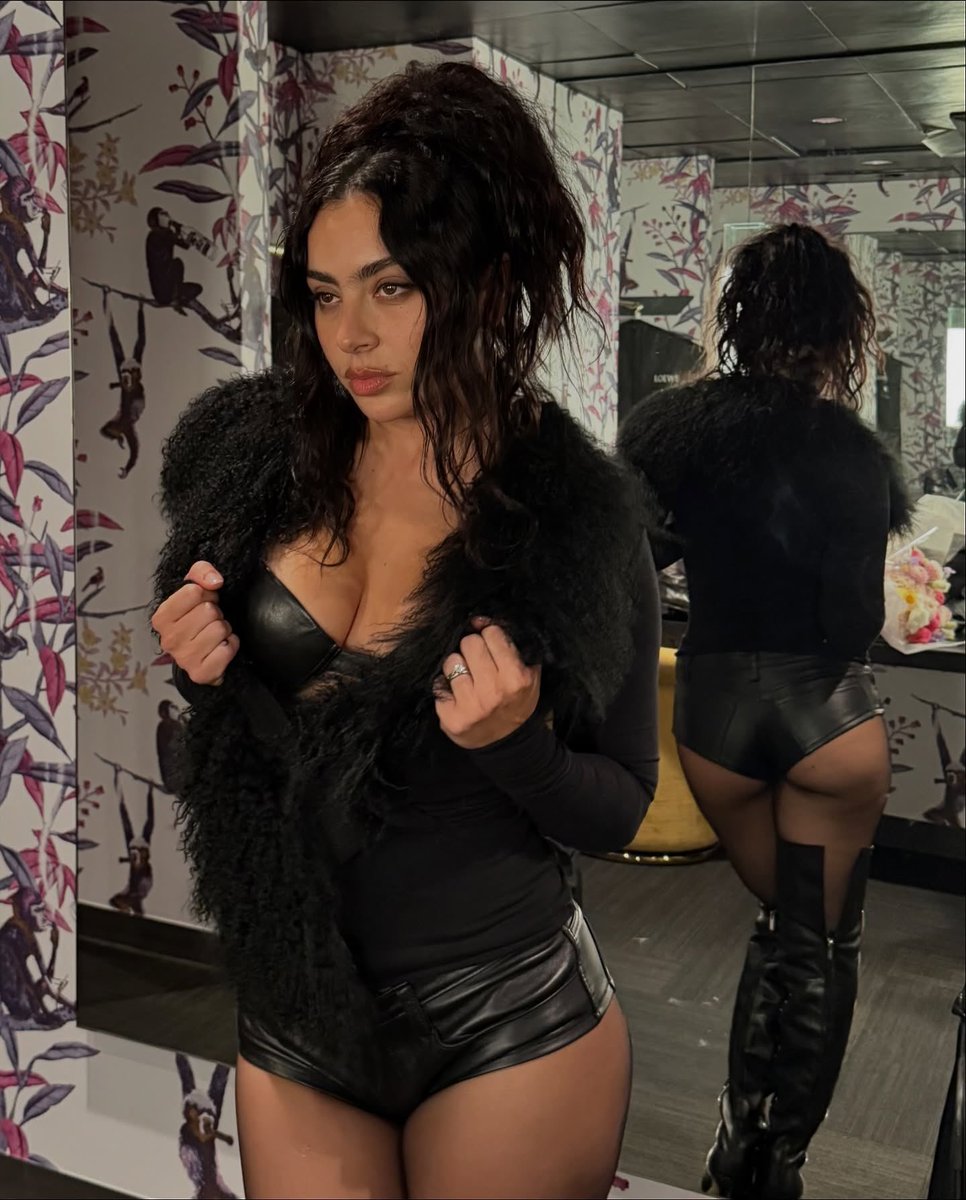 charli xcx, she's so pretty.