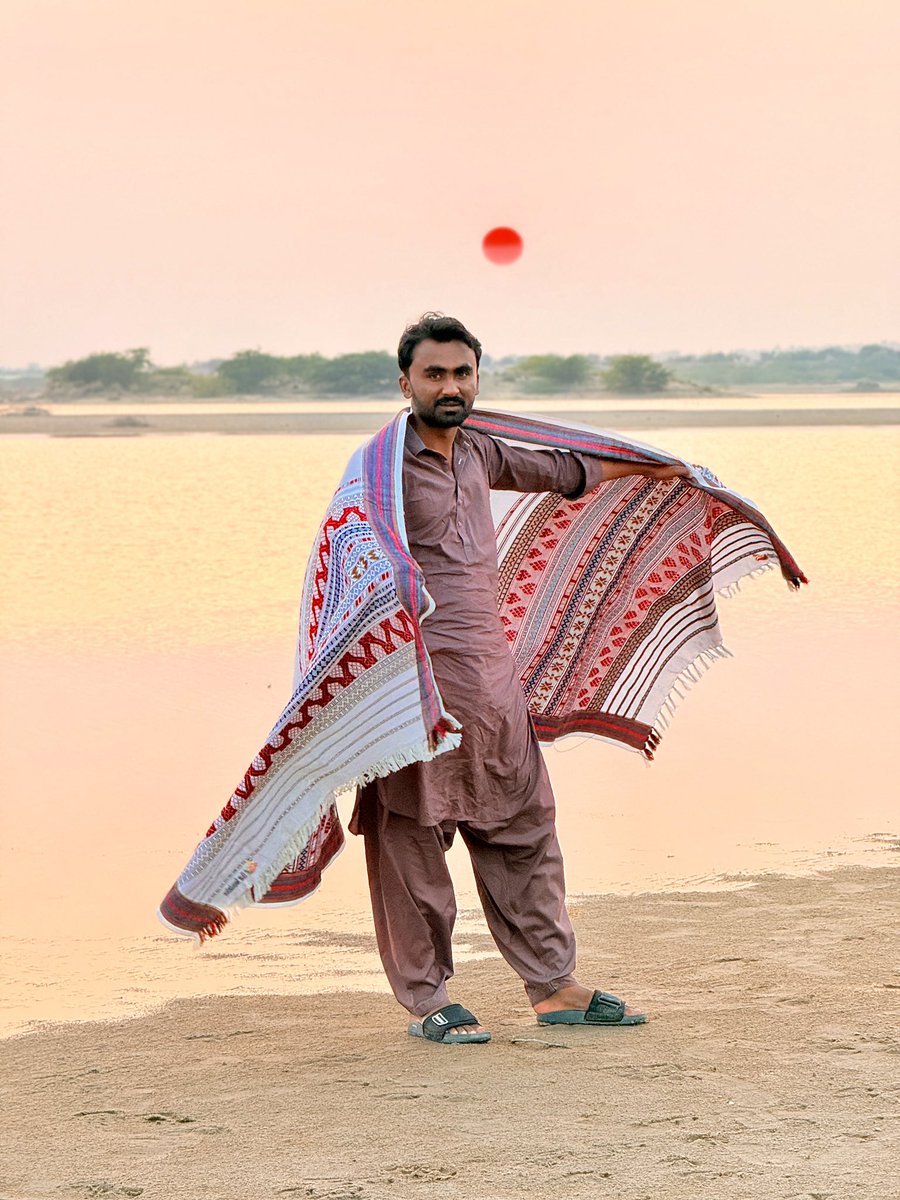 shbajeer's tweet photo. صحرائے تھر کی شام، رن نہر کے کنارے بڑھتی سردی، گرم شال https://t.co/fFB80lB196