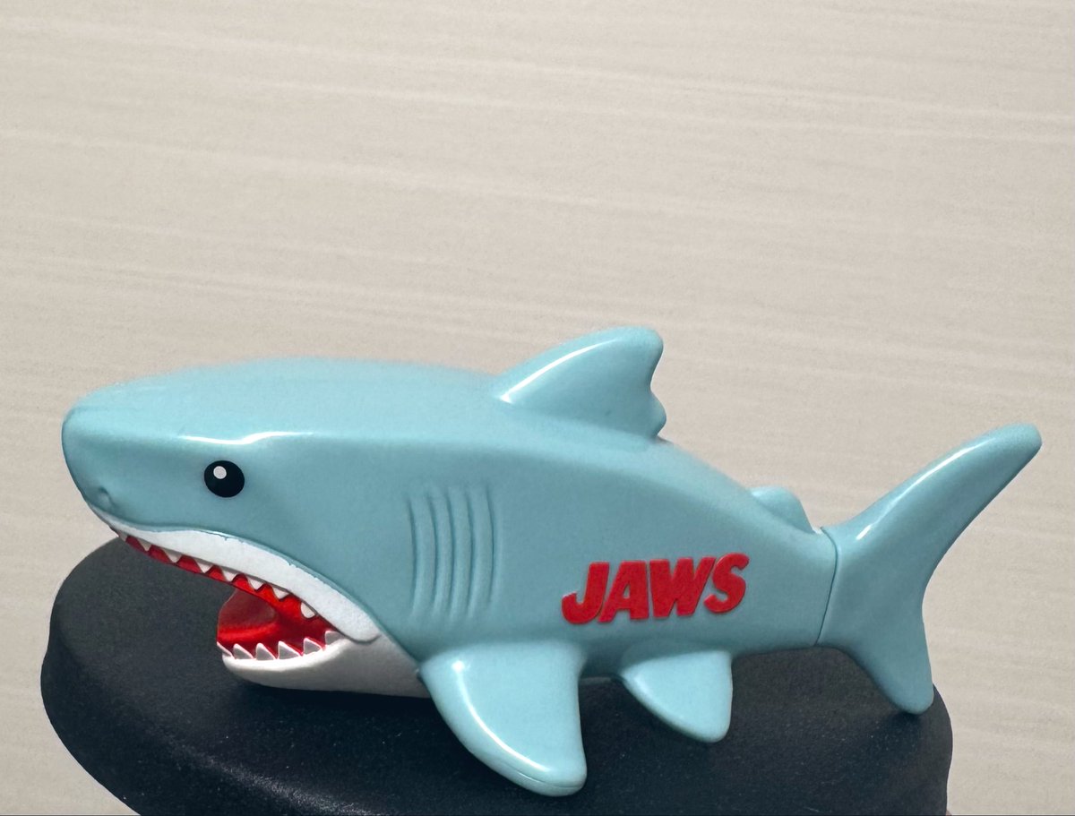 紅白で米津さんが乗っていたサメカー🦈 ハッピーセットのおもちゃに似