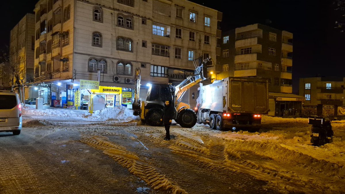 Siverekbld's tweet photo. Şehrimizin farklı noktalarında kaldırımlar, yol kenarlarında biriken kar yığınları ve çöp konteynerleri çevresinde temizlik çalışmalarımız aralıksız sürüyor.

🚜 Çalışmaların sağlıklı şekilde ilerleyebilmesi için cadde ve sokaklara park edilen araçların kaldırılmasını rica ediyoruz.

Hep birlikte daha düzenli ve güvenli bir şehir için sahadayız. ❄️