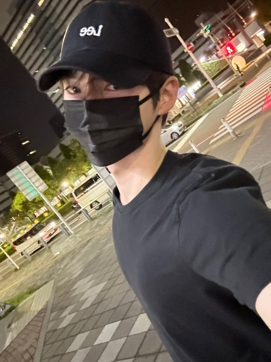 r0semi's tweet image. let me hold them for you mommy 🤲