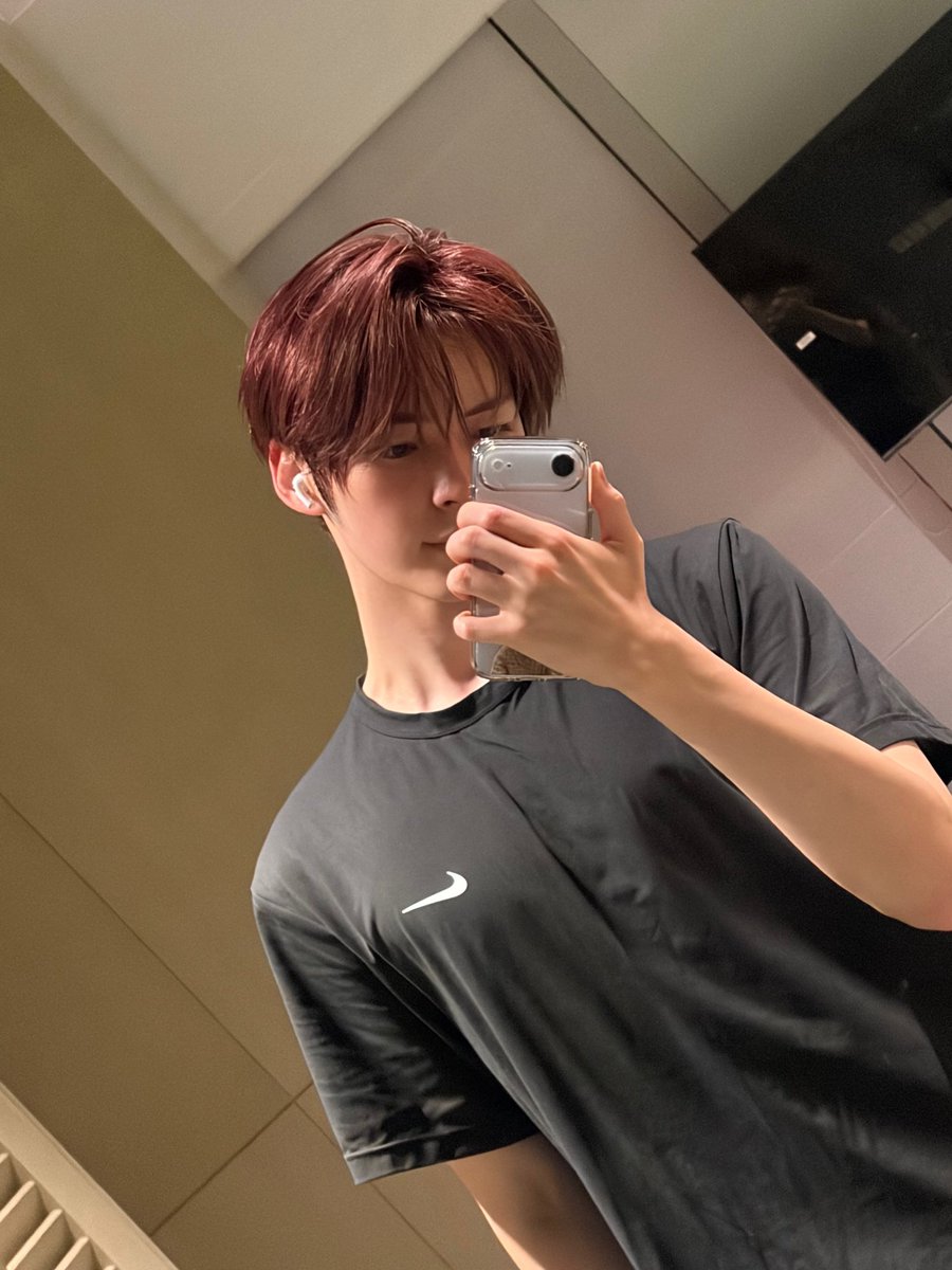 r0semi's tweet image. let me hold them for you mommy 🤲