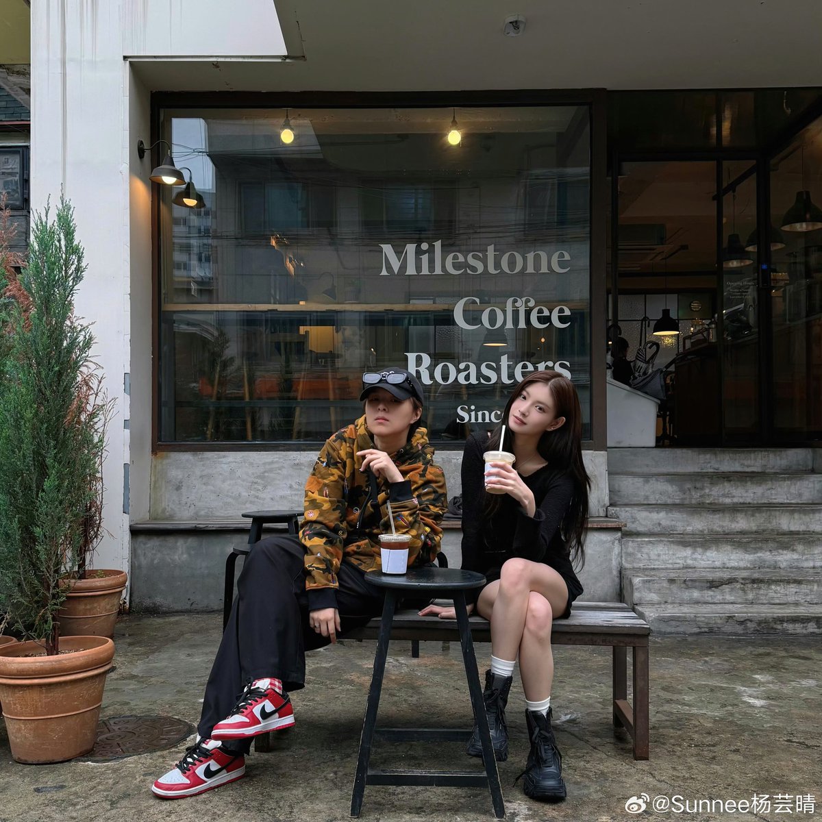 Yirezn's tweet image. Memilih untuk bersantai sejenak dikala luang dengan segelas es kopi. Bersama Sunnee serta hembusan angin musim semi yang lembut, suasana menjadi semakin tenang dan nyaman.