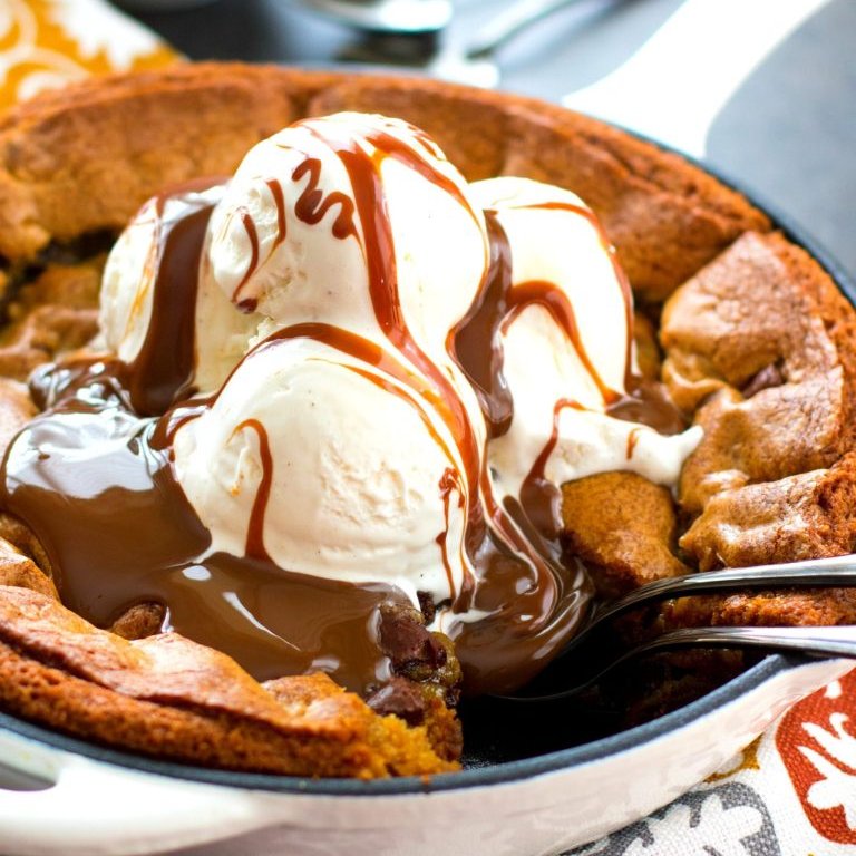 Gooey Chocolate Chunk Skillet Cookie is packed with semisweet chocolate chunks, a buttery dough with a soft, melt-in-the-middle center. #skilletcookie #chocolatechunkcookie #chocolatechip #cookie #skilletrecipe #dessert #chocolate melissassouthernstylekitchen.com/chocolate-chun…