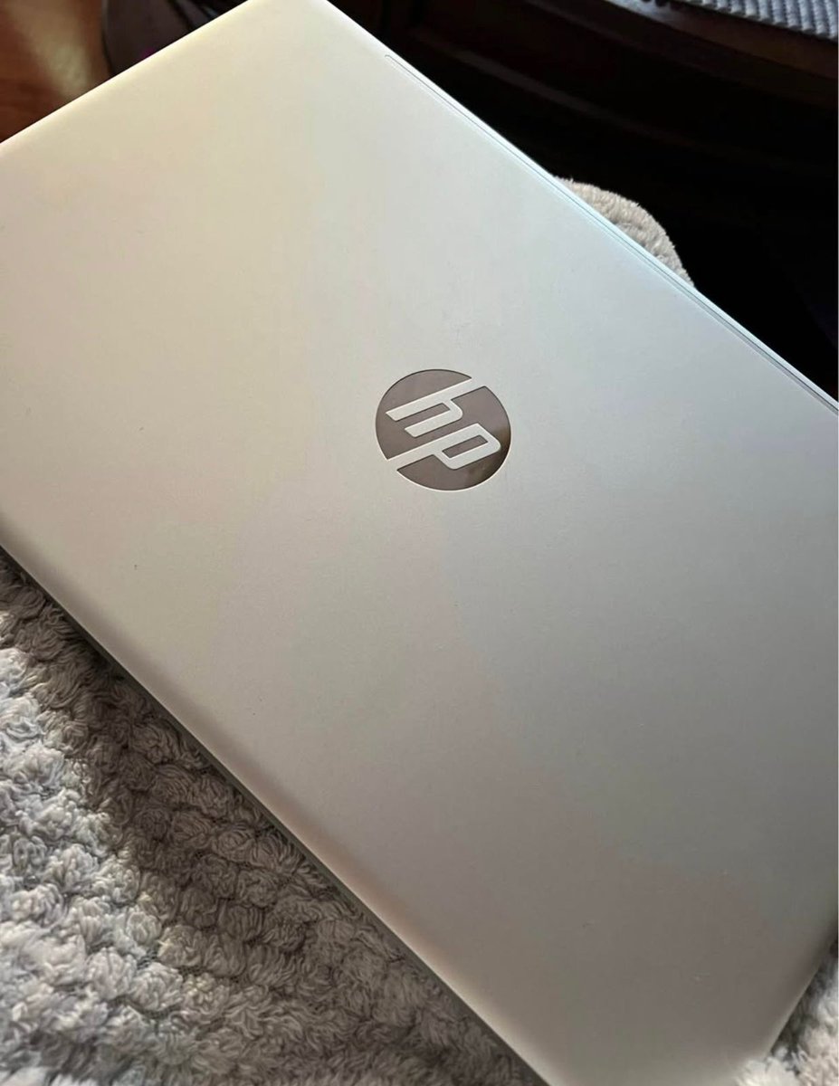 ATENCIÓN  - 250.000

Venta de Notebook HP Pavilion, 15.6 pulgadas,  256 ssd, 8 g de ram y AMD Ryzen 3 4300U (4 núcleos). Se compró y se usó muy poco. Lo vende una compañera de trabajo. Cualquier consulta, tratar acá ! Si no lo compre, rájese con un RT porfa! Solo RM!