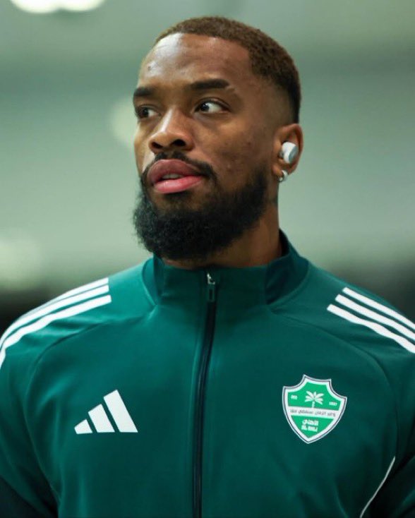 اشبح لك طول العمر لو تحسمها الليله 
#الاهلي_النصر