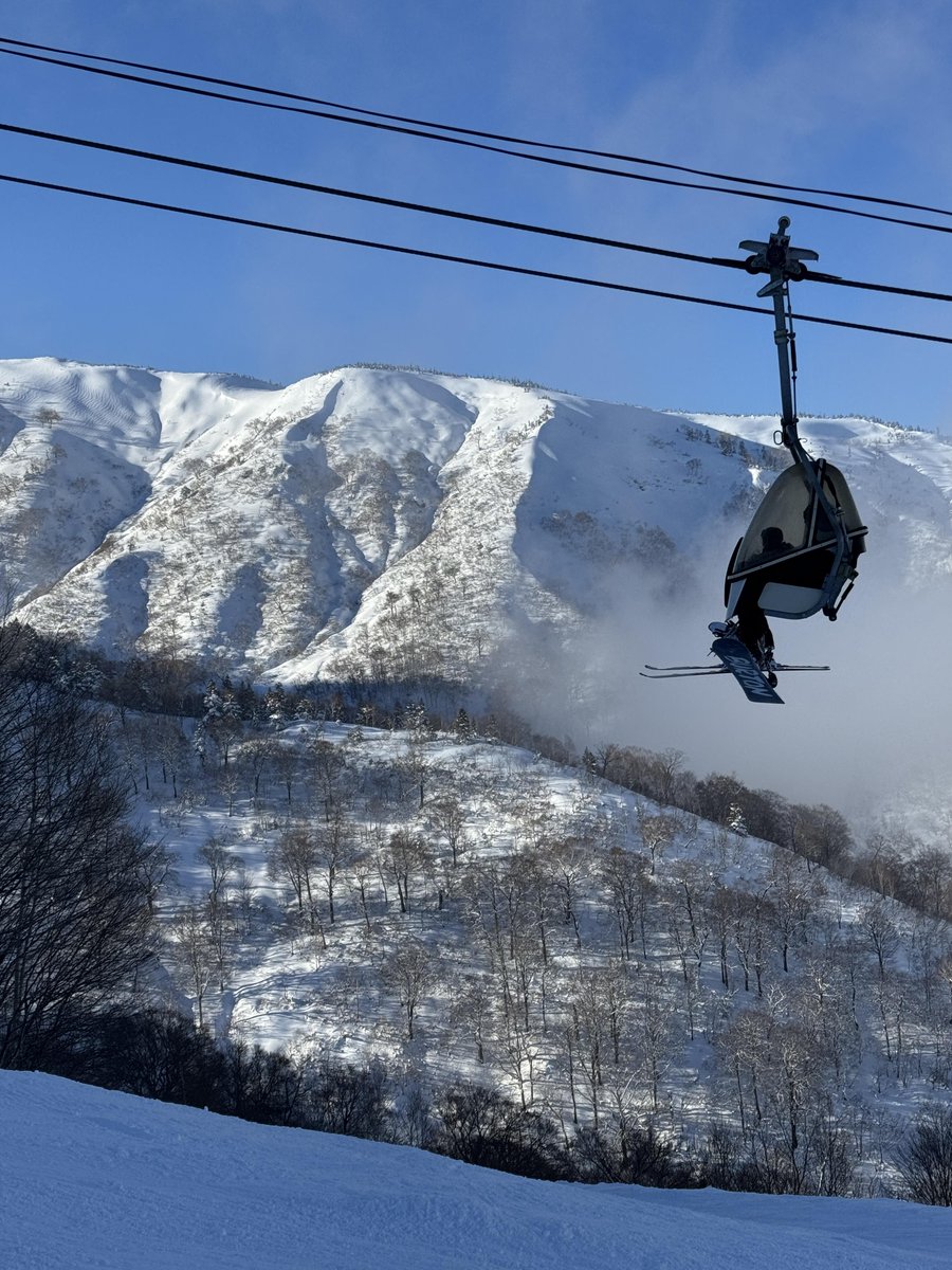 Ocean_1Script's tweet image. Every carve on the snow is my love letter to winter