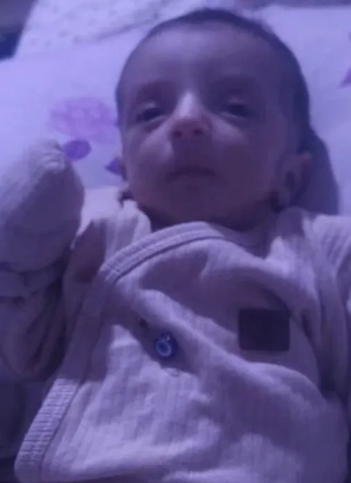 Dünyaya gözünü açalı 60 gün olmuştu henüz.
Annesi, babası, dedesi ve anneannesi bile isteye aç bıraktı onu. 

3 gün sonra nefesi kesildi, ambulansı aramak yerine gidip yemek yediler. 

Ölmesini beklediler. Öldü...

Adını bile bilmiyoruz. "2 aylık bebek" olarak geçti kayıtlara.