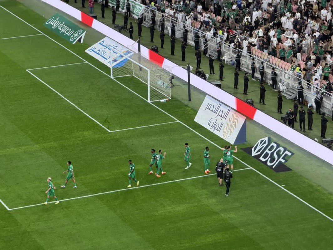 l957J's tweet photo. - الاهلي يهدي الهلال الصداره اطلق نادي فيك ي جده 💚💚💚💚💚💙💙. 
#النصر_الأهلي https://t.co/GrPIYkXIaM
