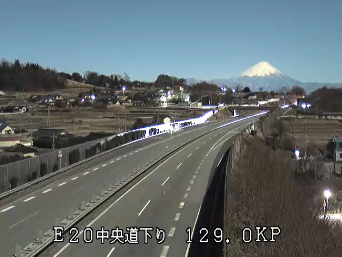 午前3時現在の #中央道 韮崎IC付近の様子です。 天気は回復し、雲が