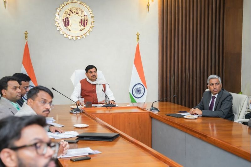 CMMadhyaPradesh's tweet image. मुख्यमंत्री डॉ. मोहन यादव ने इंदौर के भागीरथपुरा में दूषित जल प्रदाय से हुई घटना को लेकर मुख्यमंत्री निवास से वीडियो कॉन्फ्रेंस के माध्यम से जानकारी प्राप्त की एवं महत्वपूर्ण निर्देश दिए।

मुख्यमंत्री डॉ. यादव ने कहा कि जनस्वास्थ्य सरकार के लिए सर्वोपरि है। लापरवाही बरतने वाले…