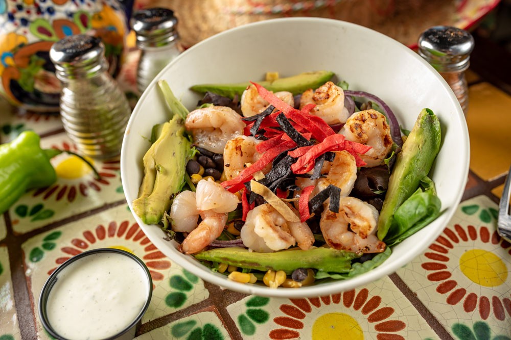 Start the year on a fresh note with our Southwest Shrimp Salad! Enjoy a delicious mix of grilled shrimp, black beans, red onions, tortilla strips, and sliced avocado on a bed of mixed greens. A flavorful and healthy choice to kickstart your new year 👉 link-pro.io/BfYb12X
