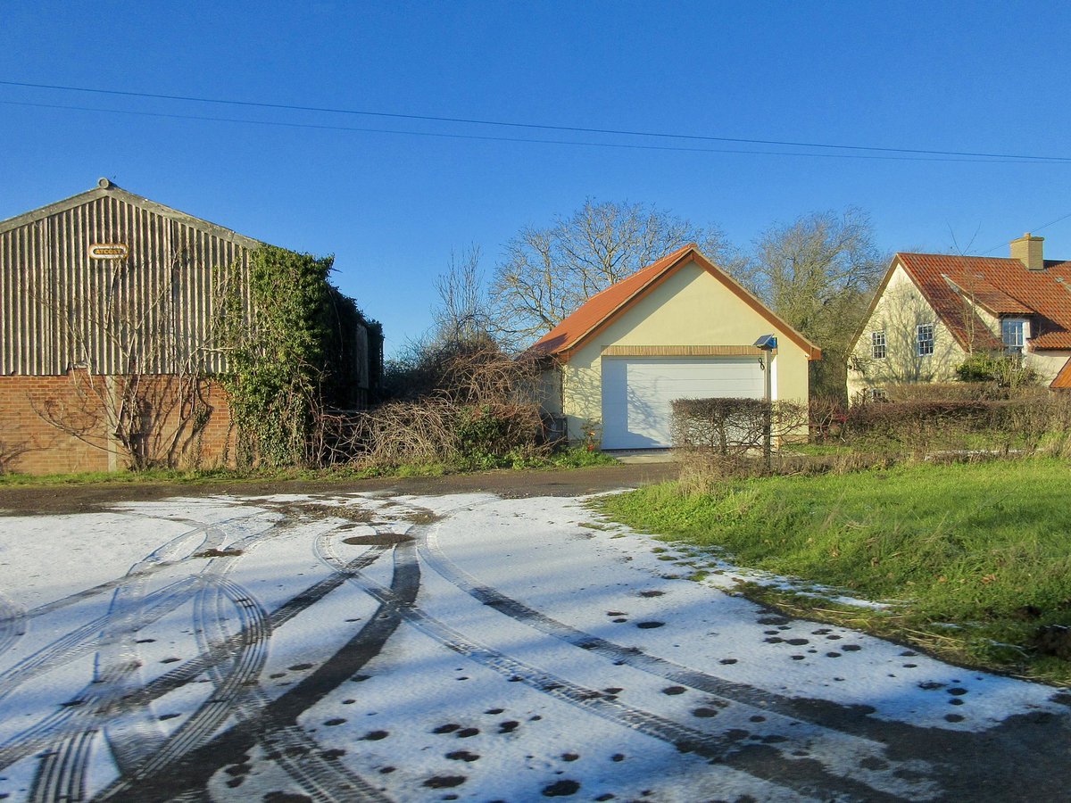 Snow to wake up to from Waterbeach, temperature at sunrise 0°c…<a href="/StormHour/">#StormHour</a>
