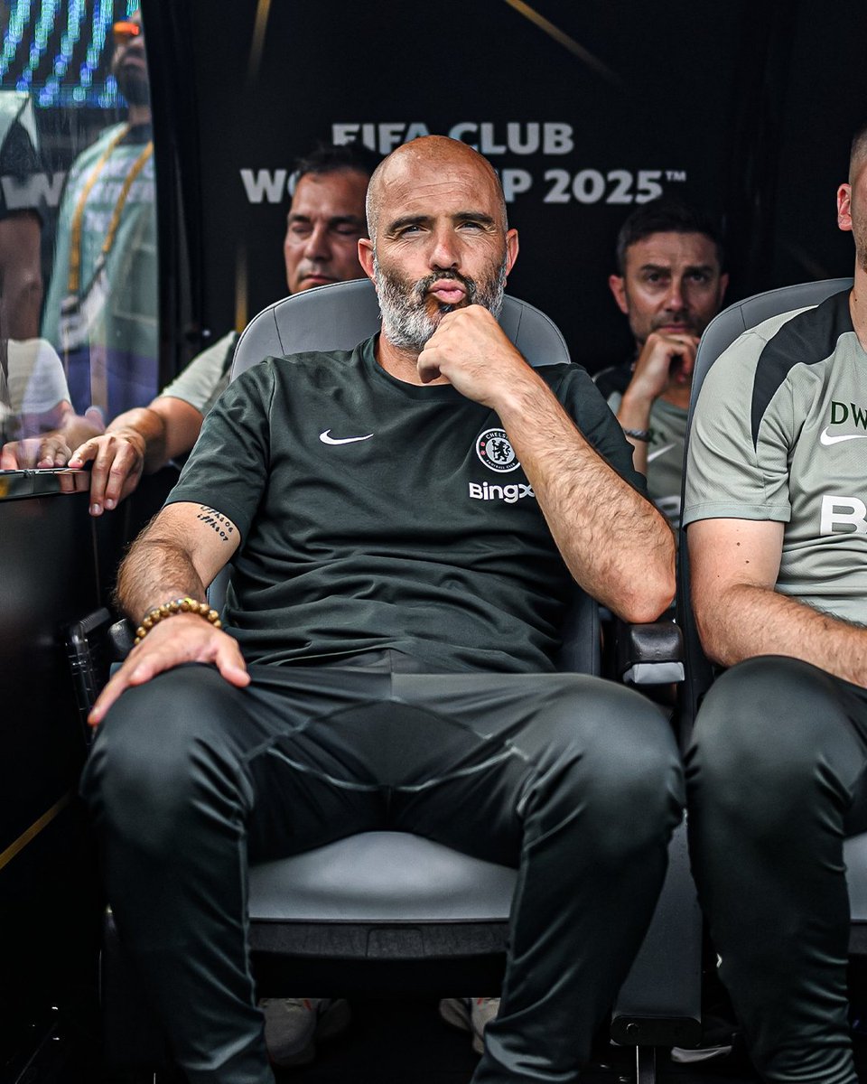 TouchlineX's tweet image. 🚨 𝗕𝗥𝗘𝗔𝗞𝗜𝗡𝗚: A senior CHELSEA PLAYER told sources that he felt Enzo Maresca brought stability and was a big reason the team could compete with the best.

Now that he’s gone, there’s a real fear the club is back to square one, and that his exit will hit the dressing room…