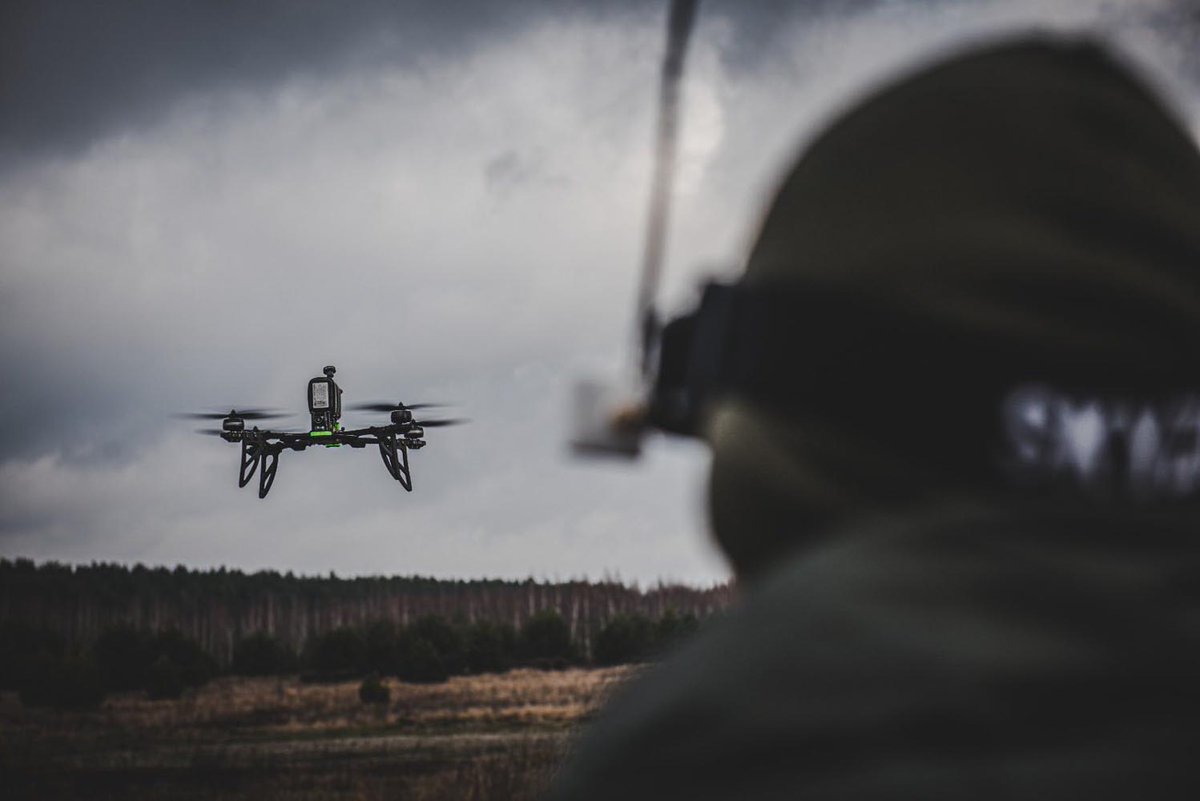 Polska_Zbrojna's tweet image. #FOTO Drony made in Wesoła
Kable, śrubki, lutownice i żołnierze, którzy sami składają swoje drony #FPV – od pierwszej śrubki po pierwszy lot. 

polska-zbrojna.pl/home/gallerysh…

@MON_GOV_PL @SztabGenWP @1WBPanc @Zelazna_Dywizja @DGeneralneRSZ @DowOperSZ