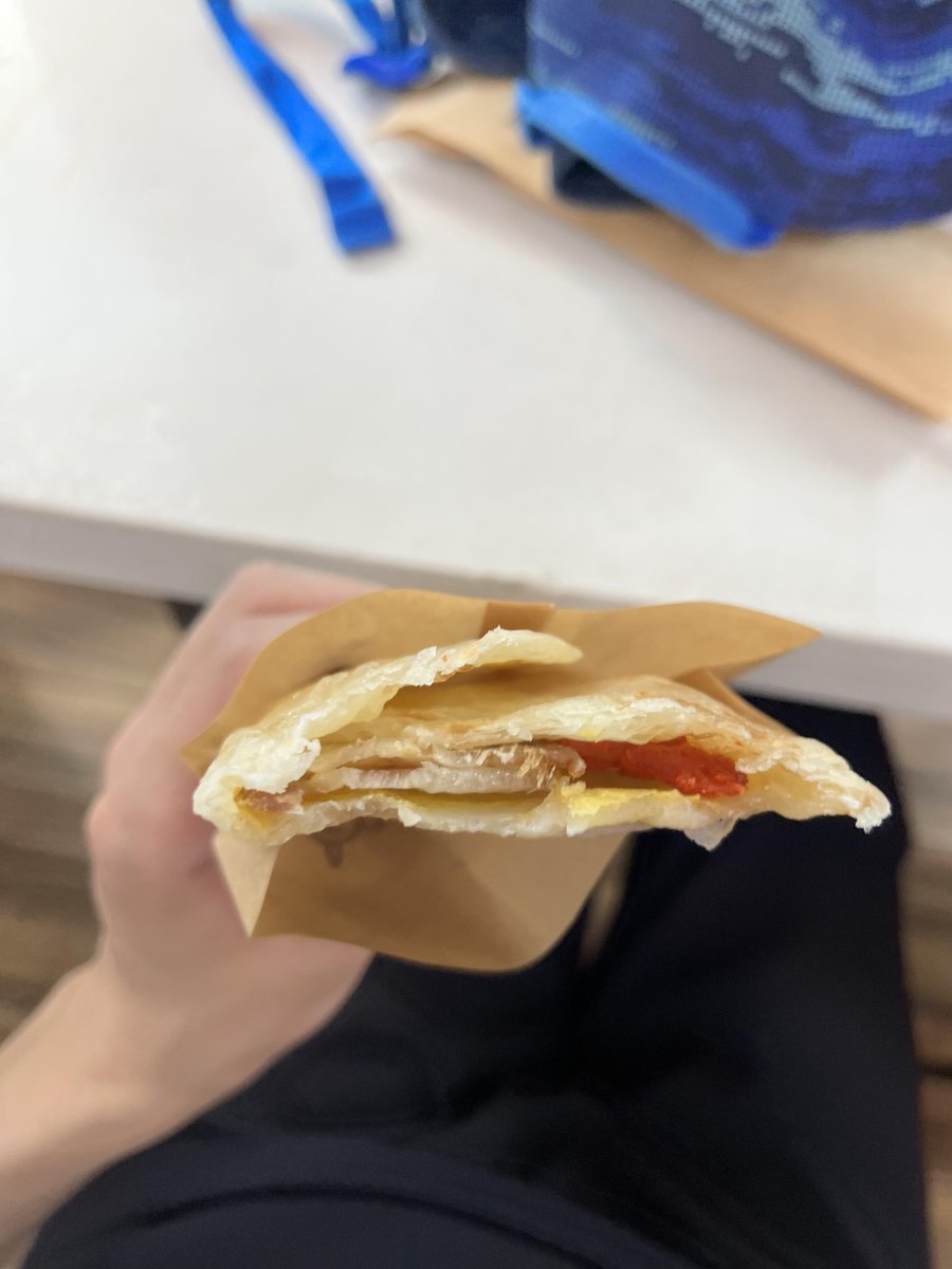 RubyS1now's tweet image. もし早起きせずに卵焼きが食べたいなら、ファミリーマートでいつでも提供されている卵焼きが比較的良い選択肢だと思います。保温ケースに長時間置かれているため、湿気が抜けて少し乾燥していますが、味は依然として悪くないです———私は硬いものが好きです。