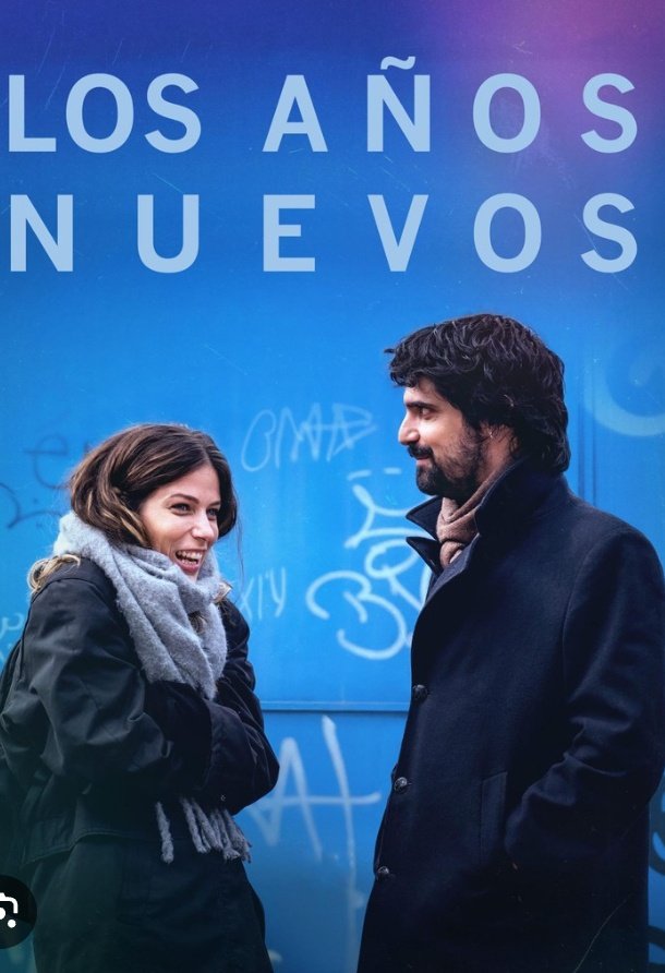 FrauPelusa's tweet image. Voy por el tercer episodio y me parece precioso que no se pueda dejar de sonreír viendo a estos dos seres maniobrando, tropiezo tras tropiezo, con el amor. Es como la versión madura de Normal People. Me encanta. 
(La veo en ARTE).