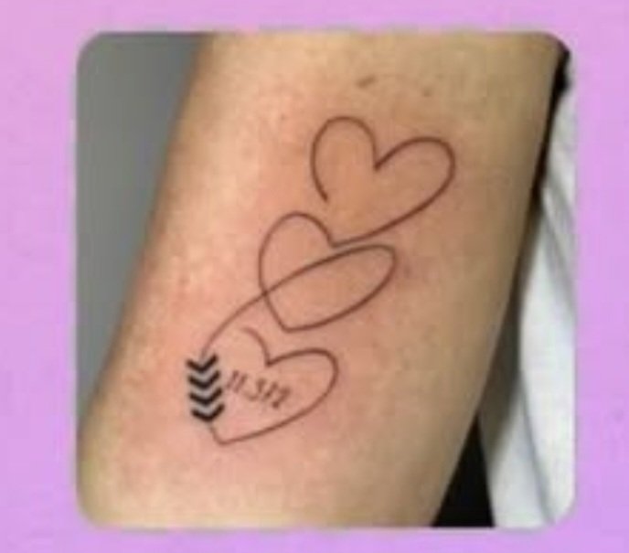 Liam_P_Forever's tweet image. Nicola's beautiful tattoo in honour of Liam &amp;amp; her painting of the 3 of them together ❤️ So talented.

It's such a beautiful photo of the 3 of them &amp;amp; has always been 1 of my favourites 🥰

11,372 will forever break my heart.💔