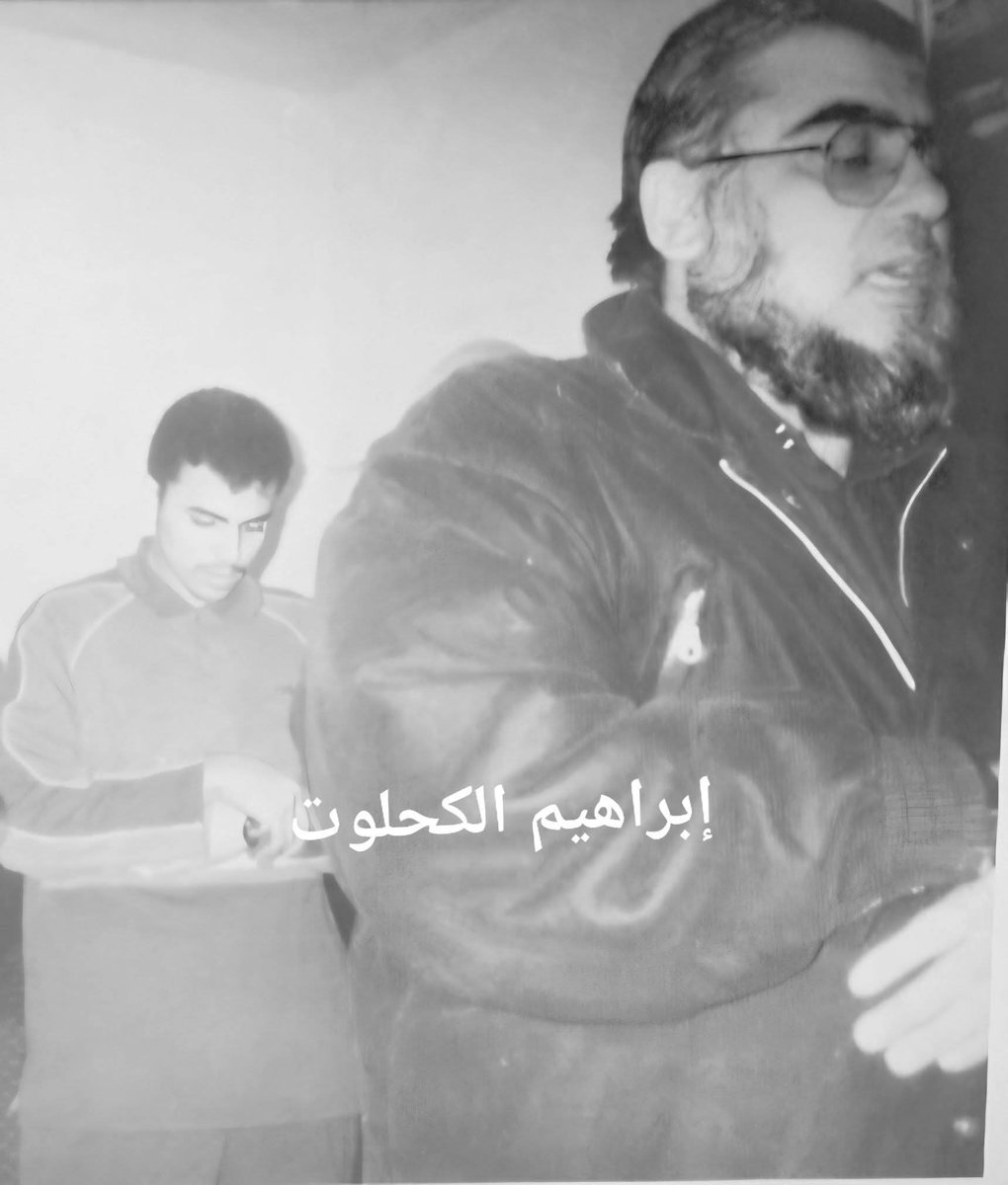 Moin_Awad's tweet photo. أبو عبـ.ـيدة وهو يُصلي خلف والده 
قبل أكتر من 21 سنة ... https://t.co/kCPzwobKJL