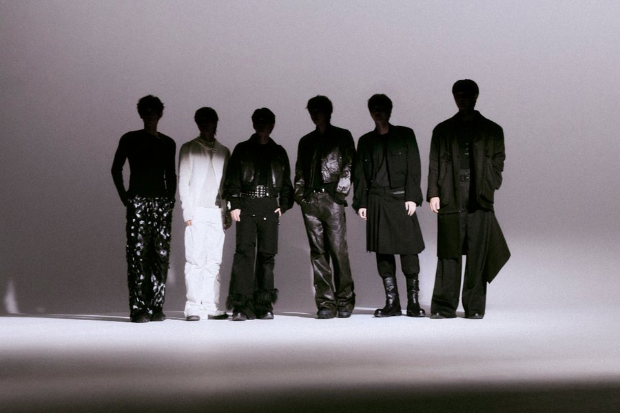#EXO has unveiled the first stunning teaser pics, Cube 1, for their hugely awaited 8th studio Album, ‘REVERXE’, out January 19 at 6PM KST! 👏🥇📸🆕💿💥1⃣9⃣🕕🇰🇷🔥👑👑👑👑👑👑🖤🩶

💿Pre-order: EXO.lnk.to/REVERXE 

D-16 TO REVERXE  
#EXO_Cube_Images1 
#REVERXE #EXO_REVERXE