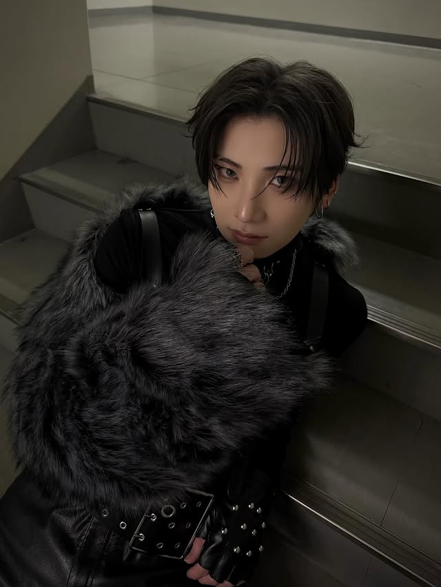 Holyshit, he knows he's hot