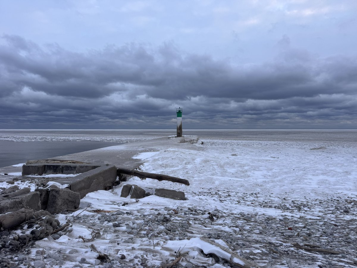 resepuff3's tweet image. Lake Erie but it feels like Iceland