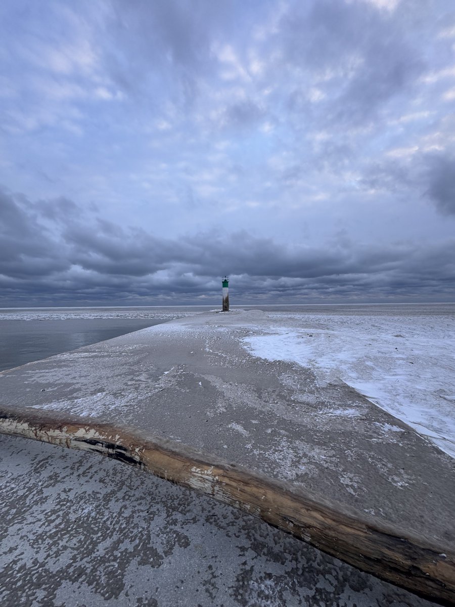resepuff3's tweet image. Lake Erie but it feels like Iceland