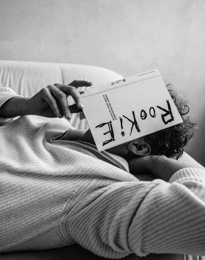 Joshua para o lançamento do seu primeiro livro Rookie! A foto foi utilizada para lança-lo no seu site.🤍

🔗: joshuatbassett.com