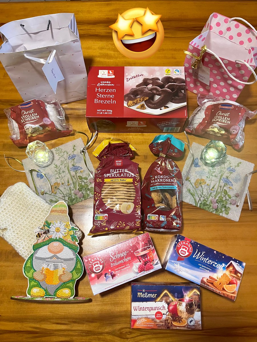 Who said Santa Claus already finished his work and he’s on holiday now?!
He gave me this big package today! 🎅🚚📦 
And… it travelled a lot from Germany to Italy… 🇩🇪➡️🇮🇹 
Thank you so much Anja and Sammy <a href="/Nanukchen/">Sammy lil bro to Nanuk 🇺🇦</a> from me, my mum and my Grandies for all these beautiful gifts!